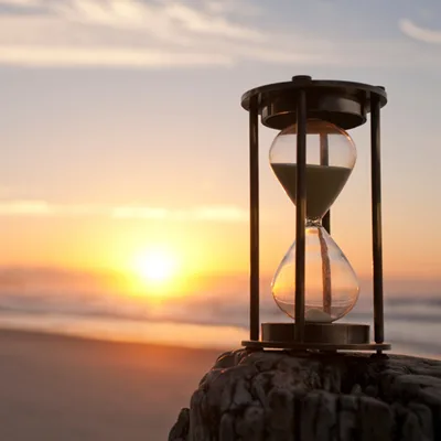 Sanduhr im Sonnenuntergang