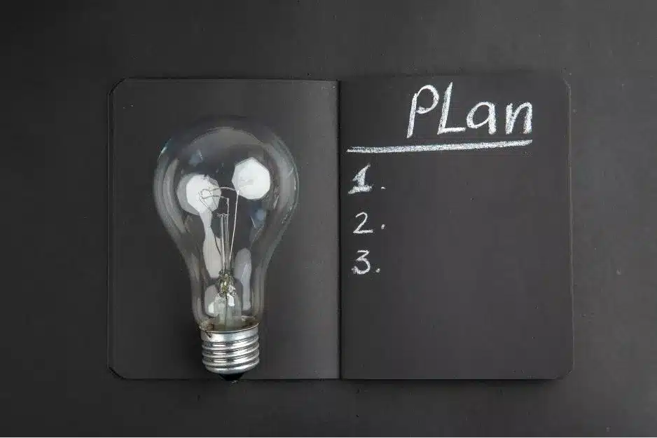 Rauchstopp planen: Notizbuch mit Plan und Glühbirne als Symbol für Strategie und Vorbereitung zum Nichtraucher werden