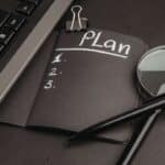 Notizbuch mit einem Plan und Stichpunkten als Symbol für einen strukturierten Rauchstopp-Plan zum Aufhören mit dem Rauchen