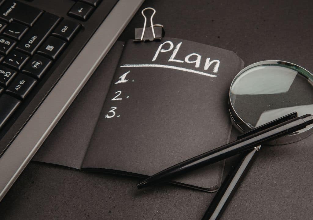 Notizbuch mit einem Plan und Stichpunkten als Symbol für einen strukturierten Rauchstopp-Plan zum Aufhören mit dem Rauchen